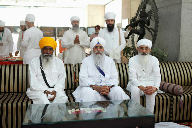 conference hall vich baithe hoye sant ji