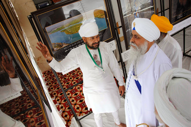 conference vich aye santan da swagat karde hoye