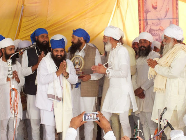 dasuya_mela satguru ji neeldhari samprda nu sanmanit karde hoye (2)