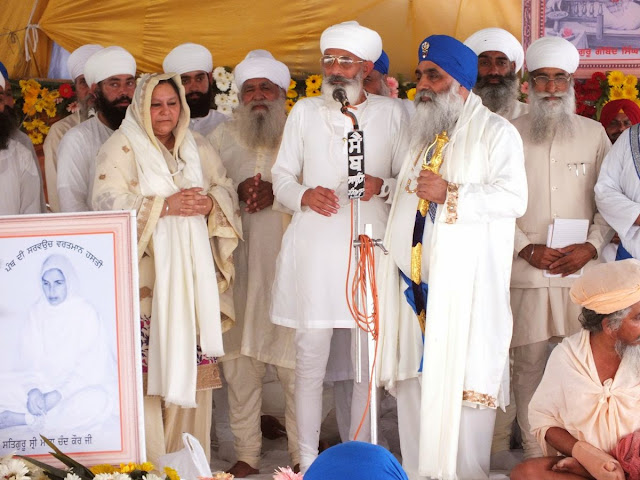 dasuya_mela satguru ji neeldhari samprda nu sanmanit karde hoye