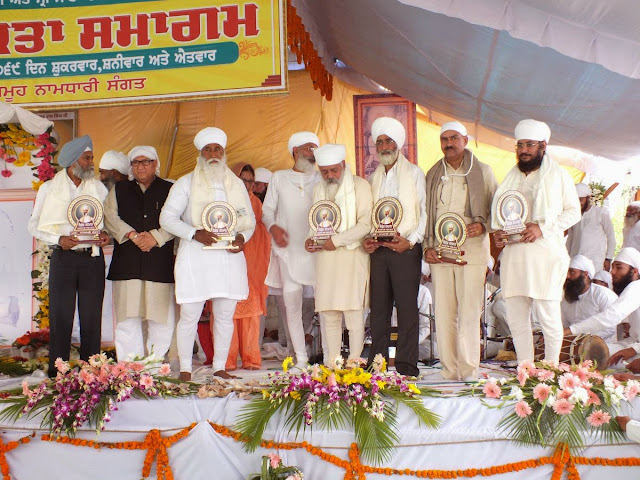 dasuya_mela satguru ji sikhan nu sanmanit karde hoye